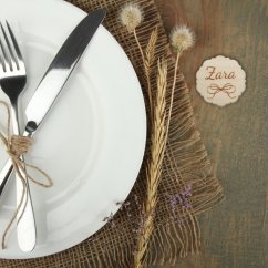 Drevené menovky na stôl