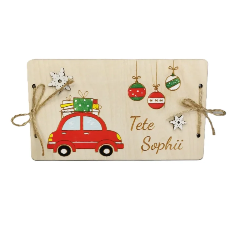 Drevená obálka na peniaze s vlastným gravírovaným venovaním a ručne maľovanými vianočnými ozdobami, autíčkom naloženým darčekmi a snehovými vločkami - zabezpečené jutovou šnúrkou na oboch bokoch.