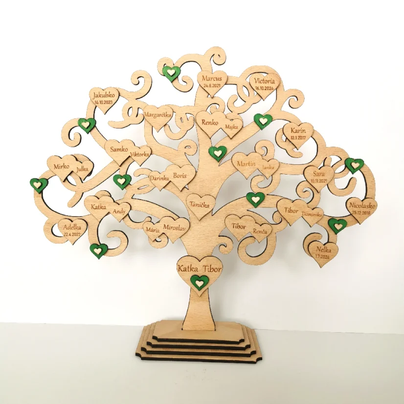 Drevený rodostrom z buku v podstave so srdiečkami, na ktorých sú gravírované mená s dátumami narodenia a zelenými ručne maľovanými srdiečkami.