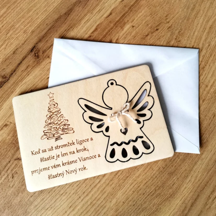Vianočná pohľadnica s vlastným gravírovaným textom a venovaním, s vyberateľnou ozdobou anjela a s bielou obálkou.