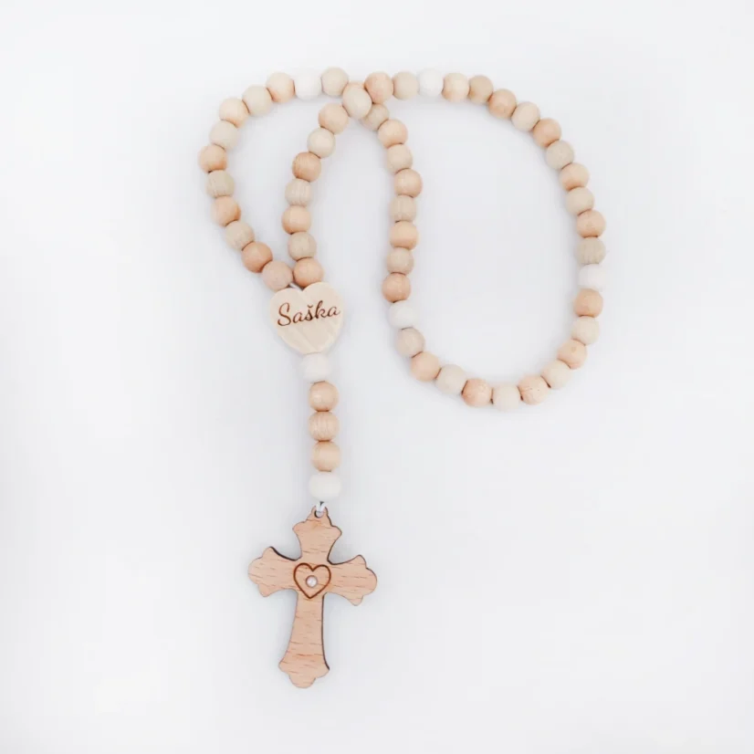 Ruženec s menom z bukových korálkov a krížiku, biele desiatky z akrylu, v strede krížiku vložený kamienok vo farbe desiatkov. 