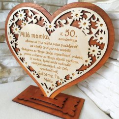 Maľované drevené srdce v podstave ako zadná stena, predná stena srdca vyrezávaná v prírodnom odtieni s gravírovaným textom a venovaním, samotné výrezy dozdobené zlato žltými kamienkami.