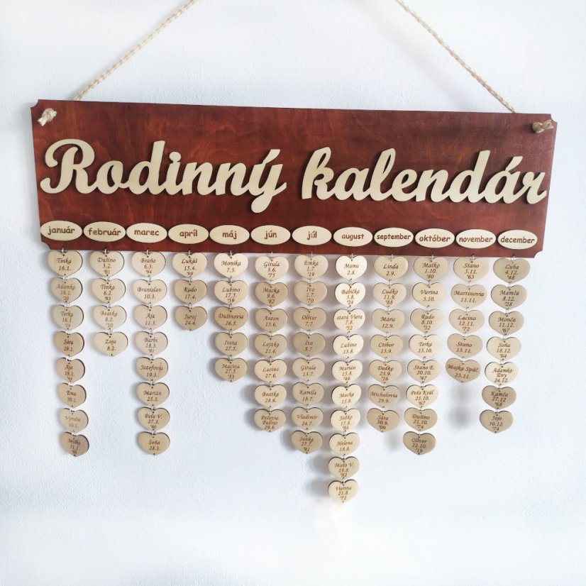 Drevený rodinný kalendár na stenu – prehľad narodenín a osláv.