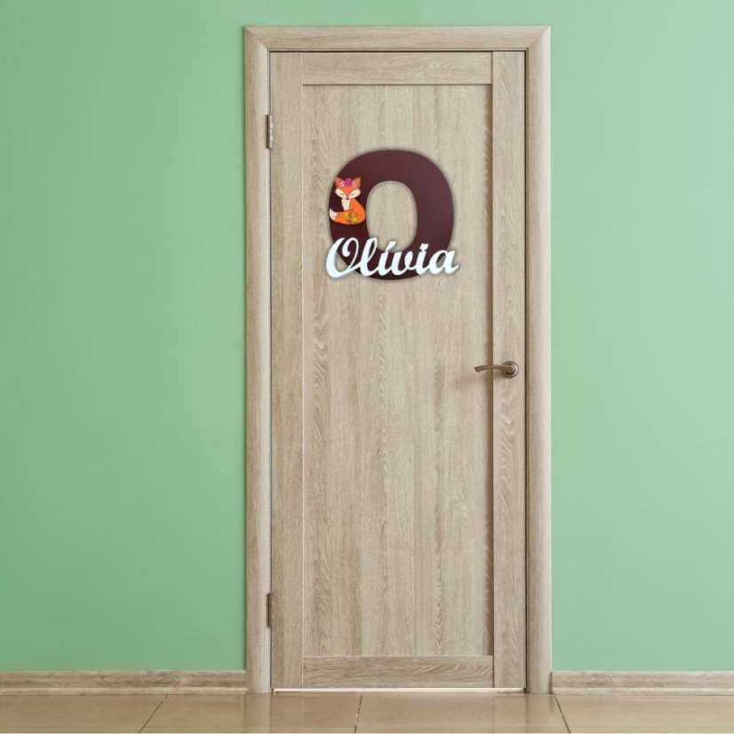 Detská menovka s veľkým písmenom a obľúbenou postavičkou