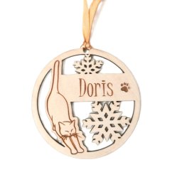 Drevená ozdoba na stromček s vyrezávanými vločkami, gravírovanou mačkou a jej menom.