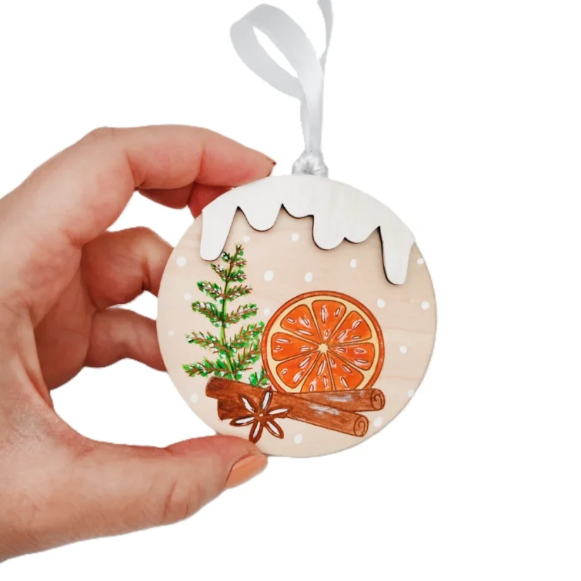 Drevená ozdobaDrevená ozdoba na stromček s gravírovanými a ručne maľovanými voňavými symbolmi Vianoc - pomaranč, škorica, ihličie badián.  na stromček s gravírovanými a ručne maľovanými voňavými symbolmi Vianoc - pomaranč, škorica, ihličie badián.