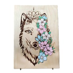 Drevený gravírovaný obraz vlka s ručne maľovanými kvetmi.