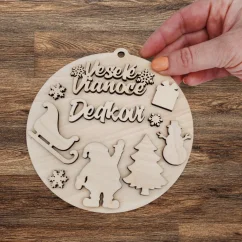 Drevené výrezy potrebné na výrobu veľkej vianočnej ozdoby spolu s textovým výrezom a personalizáciou.