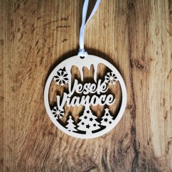 Drevená ozdoba na stromček s nápisom Veselé Vianoce, so stuhou vo farbe podľa želania.