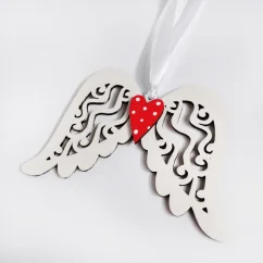 Biele drevené anjelské krídla s červeným srdiečkom.