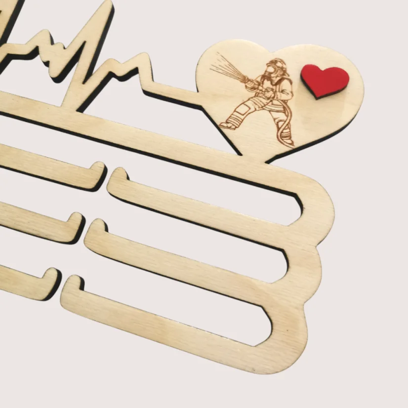 Personalizovaný gravírovaný obrázok hasiča na vešiaku na medaile.