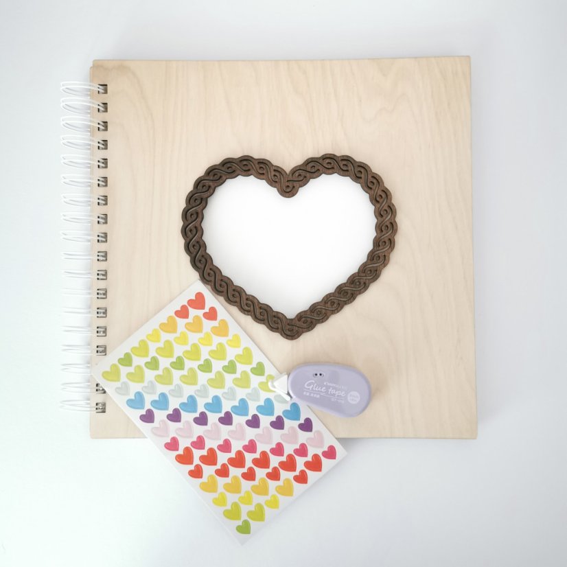 Drevený personalizovaný album s veľkým výrezom v tvare srdca s hnedým orámovaním a príslušenstvom - obojstranná lepiaca páska na fotky a nálepky srdiečok.