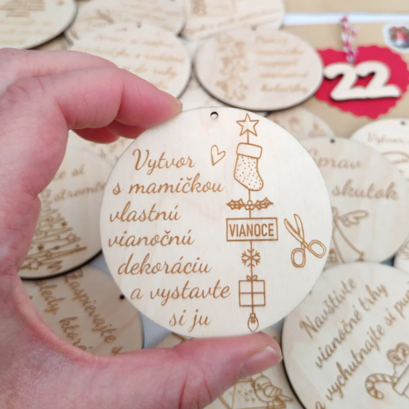 Detail jednej kartičky s aktivitou "Vytvor s mamičkou vlastnú vianočnú dekoráciu a vystavte ju".