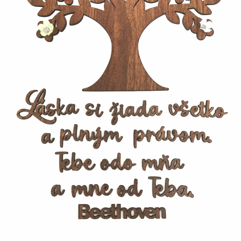 Detail dreveného hnedého citátu.