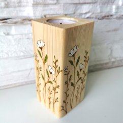 Drevený svietnik zo smreku s gravírovanými ručne maľovanými lúčnymi kvetmi po celom obvode.