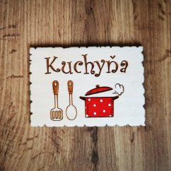 Drevená tabuľka na dvere s nápisom "Kuchyňa", s gravírovaným a ručne maľovaným kuchynským náradím a červeným hrncom.