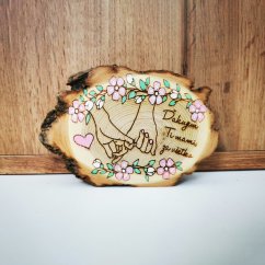 Stojaci agátový krúžok, s maľovanými ružovými kvetmi, držiacimi sa rukami a gravírovaným textom "Ďakujem Ti mami, za všetko".