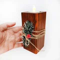 Drevený vianočný svietnik v hnedej lazúre, s kúskom zasneženého ihličia a červenou bobuľkou, obmotaný jutovým špagátom. Drevený vianočný svietnik v hnedej lazúre, s kúskom zasneženého ihličia a červenou bobuľkou, obmotaný jutovým špagátom.