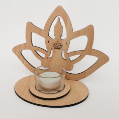 Drevený svietnik v tvare lotosového kvetu so sediacou ženou z bukového materiálu, prírodný odtieň.