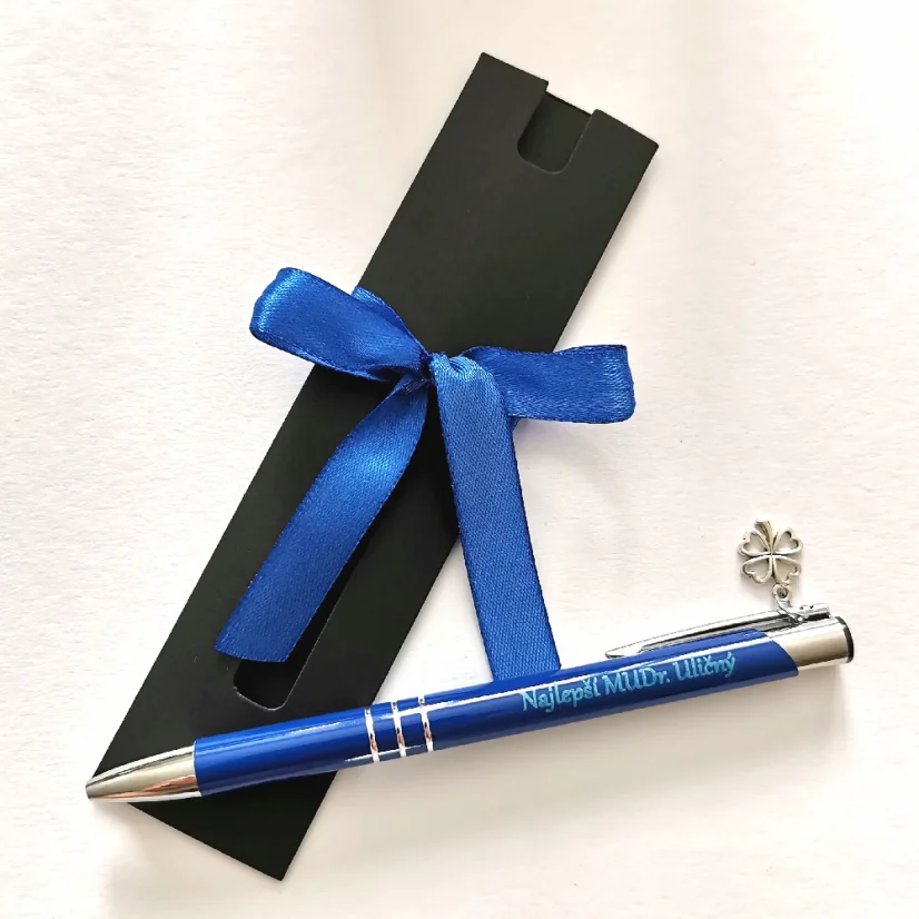 Modré pero s vlastným gravírovaným textom, s príveskom štvorlístka, v darčekovom balení. 