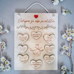 Drevená tabuľka s ôsmimi drevenými srdiečkami v ktorých je gravírovaný text podľa želania.