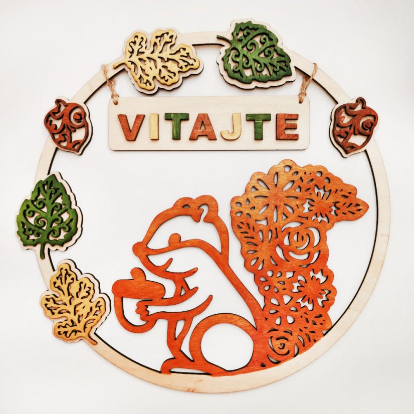 Drevený veniec s nápisom "Vitajte", s ručne maľovanými motívmi jesene - rôzne druhy listov, plody stromov a veverička - v zemitých farbách lazúr.