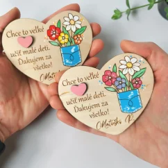 Drevené magnetky v tvare srdca, ručne maľovaná farebná kytica kvetov, gravírovaný text: "Chce to veľké srdce učiť malé deti".