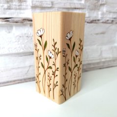 Drevený svietnik zo smreku s gravírovanými ručne maľovanými lúčnymi kvetmi po celom obvode. Drevený svietnik zo smreku s gravírovanými ručne maľovanými lúčnymi kvetmi po celom obvode.