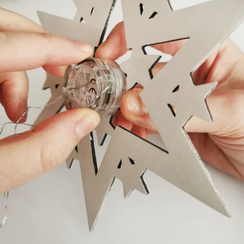 Ukážka zapínania svetla na zadnej strane hviezdy.