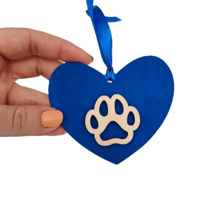Drevená modrá ozdoba v tvare srdca s prírodným dreveným výrezom labky, stuha v modrej farbe.