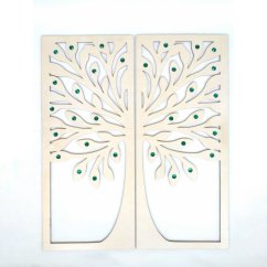 Drevený strom života na stenu so smaragdovo zelenými kamienkami.