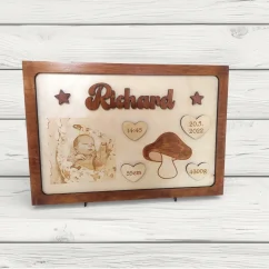 Drevená maľovaná tabuľka s gravírovanou fotkou a údajmi o bábätku vo farbe hnedá.