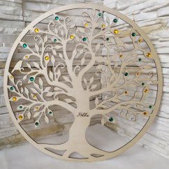 Drevený personalizovaný strom na stenu so smaragdovo zelenými a zlato žltými kamienkami.