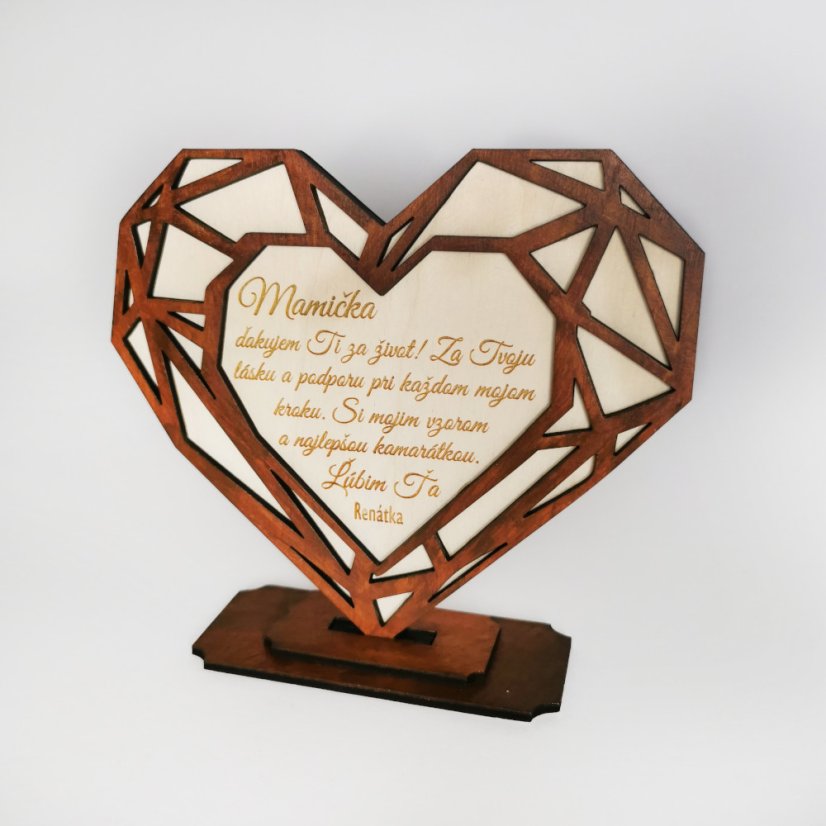 Drevené srdce v geometrickom tvare umiestnené v podstave, s gravírovaným textom a venovaním. Predná strana vyrezávaná z hnedého HDF materiálu, zadná strana z prírodného dreveného materiálu.
