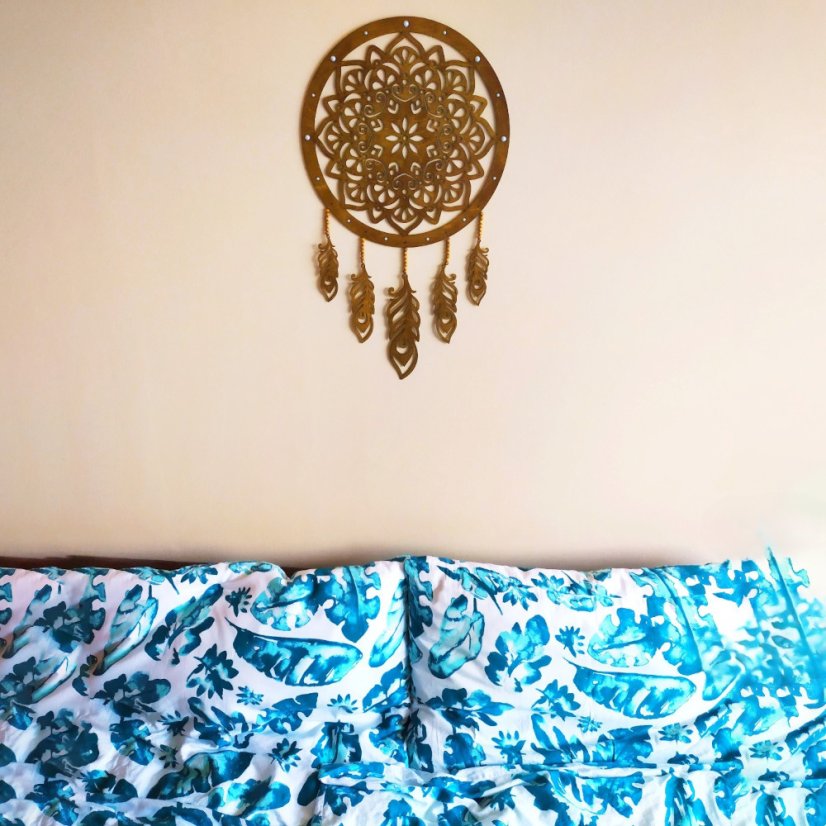 Drevený lapač snov dekorácia - ukážka na stene v spálni.