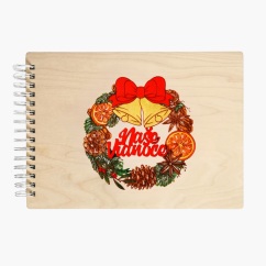 Drevený album s gravírovaným a ručne maľovaným vianočným vencom s červeným nápisom "Naše Vianoce".