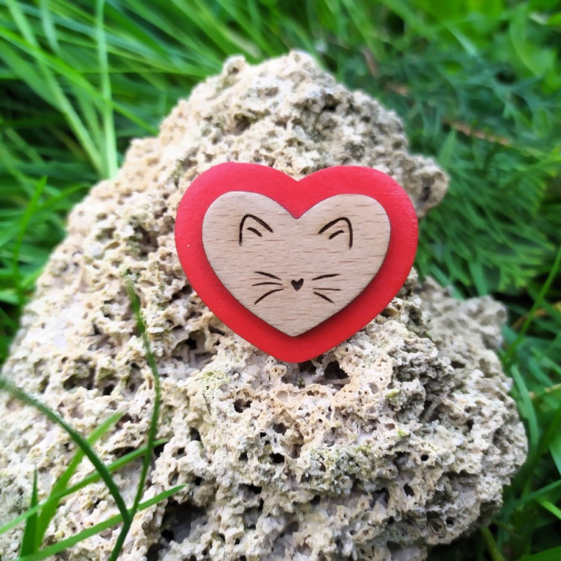 Drevená brošňa s mačkou