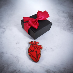 Drevená červená brošňa v tvare realistického srdca s geometrickým prevedením, s darčekovou krabičkou.