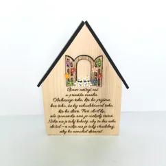 Drevený domček s gravírovaným motivačným citátom "Úsmev nestojí nič a prináša mnoho, obohacuje toho kto ho prijíma bez toho, že by ochudobňoval toho, kto ho dáva...".