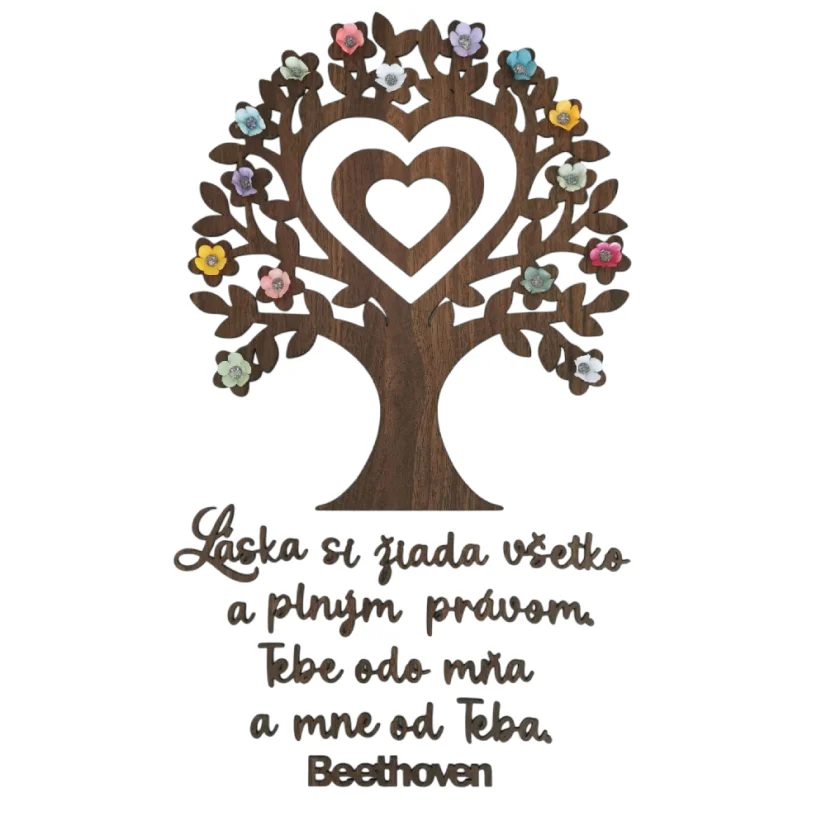 Drevený strom v hnedej farbe s farebnými kvietkami a citátom o láske.