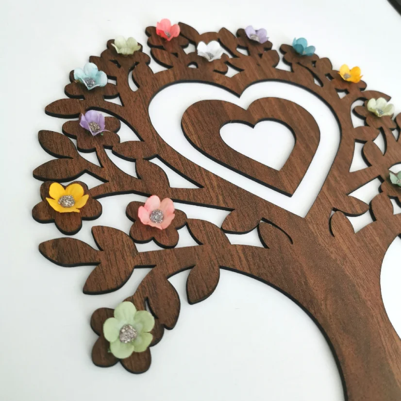 Detail dreveného hnedého stromu s farebnými kvietkami.