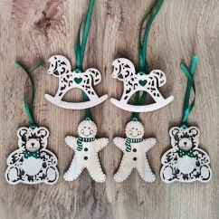 Sada drevených ozdôb na stromček - 2x húpací koník, 2x perníček, 2x macko s mašľou - zladené farebné detaily podľa želania.