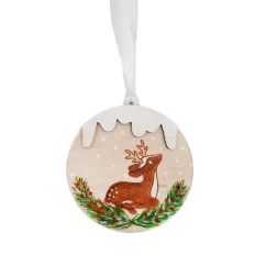 Drevená ozdoba na stromček s gravírovanou a ručne maľovanou srnkou ležiacou vo vianočnom ihličí. Drevená ozdoba na stromček s gravírovanou a ručne maľovanou srnkou ležiacou vo vianočnom ihličí.