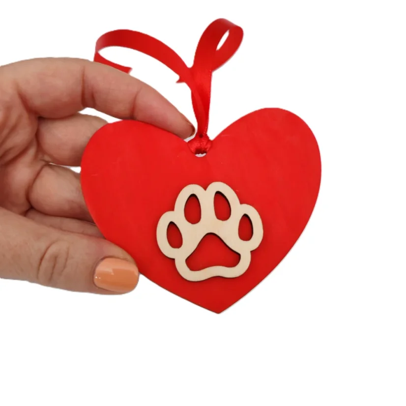 Drevená červená ozdoba v tvare srdca s prírodným dreveným výrezom labky, stuha v červenej farbe.