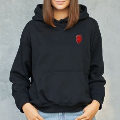 Drevená červená brošňa v tvare realistického srdca s geometrickým prevedením - ukážka na mikine.