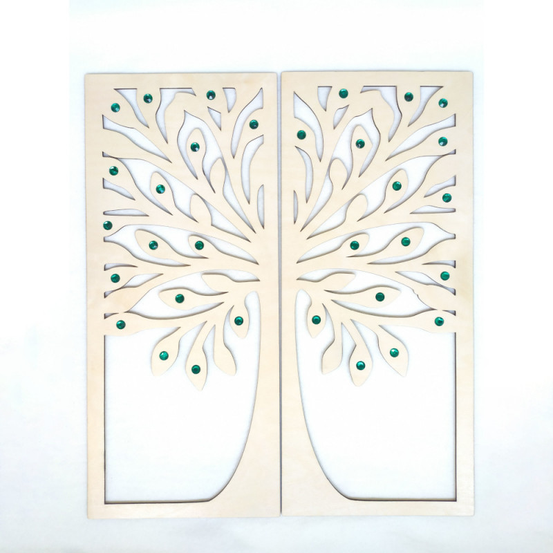Drevený strom života na stenu so smaragdovo zelenými kamienkami.