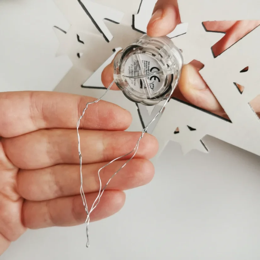 Ukážka pripevnenia drôtom na zadnej strane hviezdy.