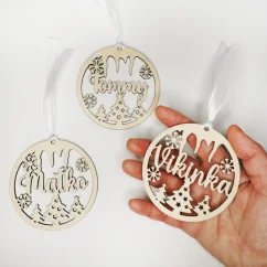 Drevené vianočné ozdoby s menom a so stuhou vo farbe poľa výberu.