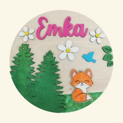 Dievčenská okrúhla menovka s líškou, ihličnatými stromami, s vtáčikom a kvietkami.