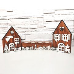 Drevené domčeky v hnedej lazúre a k nim zladený svietnik, ktorý je zdobený bielou zasneženou krajinkou kolom dokola. Drevené domčeky v hnedej lazúre a k nim zladený svietnik, ktorý je zdobený bielou zasneženou krajinkou kolom dokola.